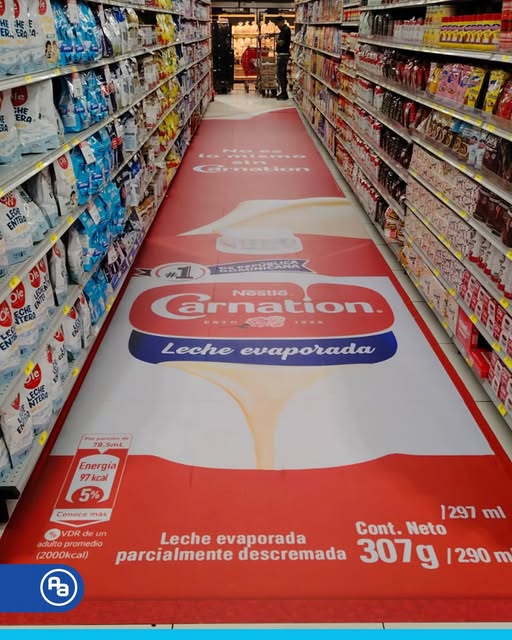 Adhésif de sol Carnation lait concentré tout le long d’une allée de supermarché