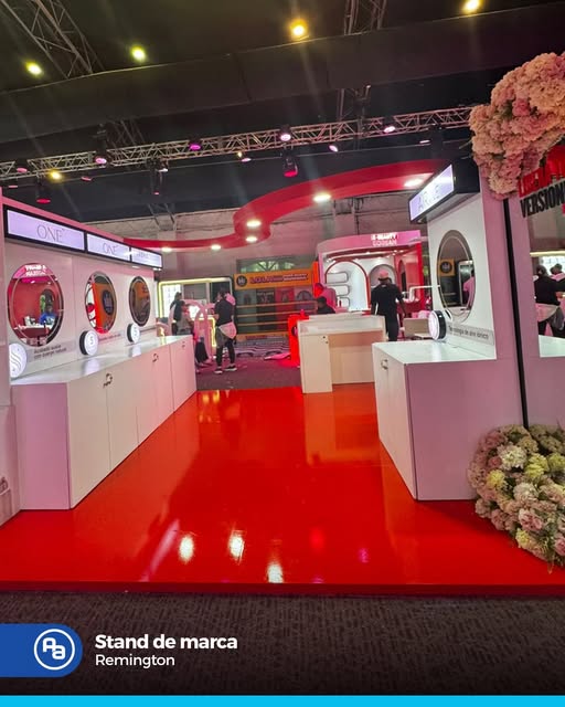 Stand de marque Remington avec sol rouge, miroirs ronds et comptoirs blancs